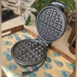 Oster Belgian Waffle Maker with Adjustable Temperature Control